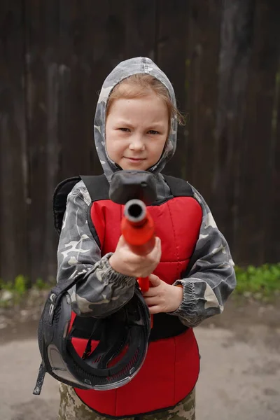 Retrato Jogador Paintball Tween Menina Positiva Com Arma Marcador Pronto — Fotografia de Stock