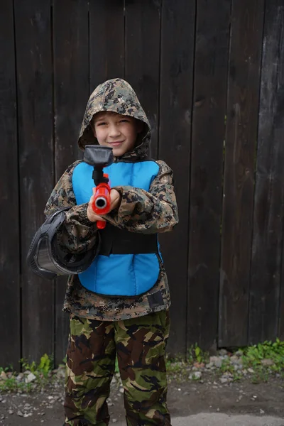 Vrolijke Positieve Jongen Paintball Speler Camouflage Staan Met Pistool Voor — Stockfoto