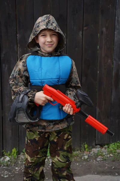 Хлопець Пістолетом Кулеметом Верхній Руці Повній Формі Готовий Бою — стокове фото
