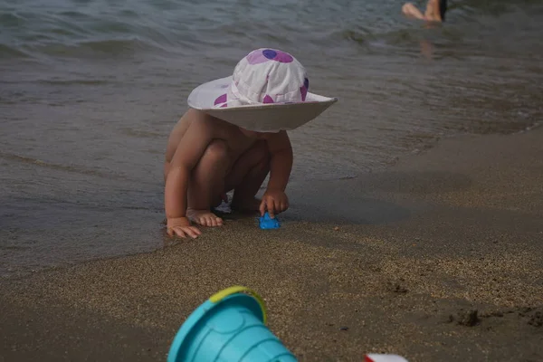 Söt Baby Leker Sanden Stranden Förgrunden Blå Hink Utsikt Från Stockbild