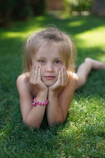 Flickan Ligger Det Gröna Gräset Royaltyfria Stockbilder