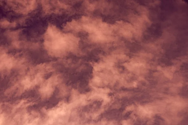 蓬松的云彩掠过广阔的天空 日落前的天空布满了白云 — 图库照片