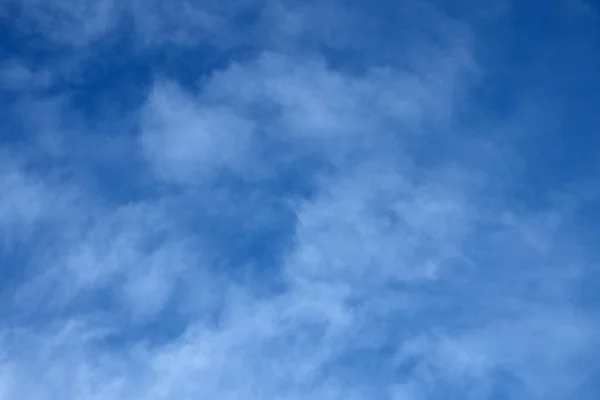 Der Himmel Ist Mit Weißen Wolken Bedeckt Blauer Himmel Mit — Stockfoto