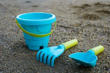 Güneşli bir günde kumsalda çocuklar batıyor..