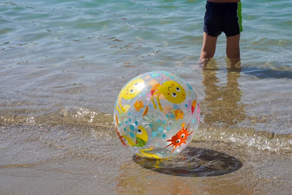 Een Kinderbal Zee Kindervoeten Transparante Opblaasbare Bal Het Water Aan — Stockfoto
