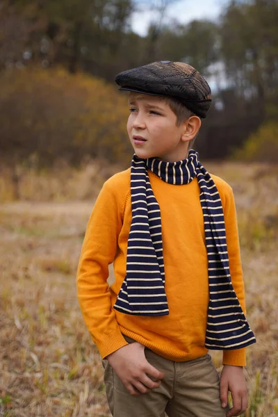 秋の森の中のヴィンテージ服のファッショナブルな男 — ストック写真