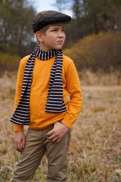 Een Leuke Jongen Retro Kleren Herfst Wandeling Mannenmode — Stockfoto