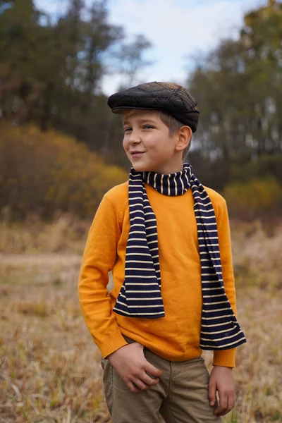 Trendy Jongen Een Modieuze Man Vintage Kleding Herfst Veld — Stockfoto