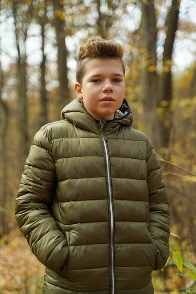 Ένα Ελκυστικό Αγόρι Κομψό Χτένισμα Στέκεται Στο Δάσος Του Φθινοπώρου — Φωτογραφία Αρχείου