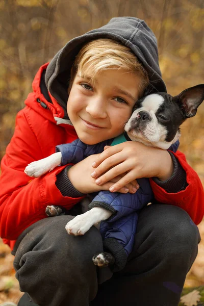 Милый Мальчик Улыбкой Обнимает Свою Любимую Собаку Сидящую Лесу Прогулка — стоковое фото