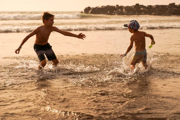 Family Vacation Boys Running Beach — Stock Photo, Image