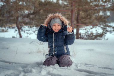 Ormanda mutlu bir çocuğun portresi.