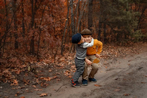 Niño Abraza Hermano Mayor Niños Con Ropa Retro Bosque Valores —  Fotos de Stock