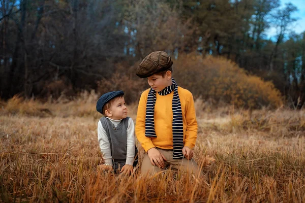 Bambini Vestiti Alla Moda Che Posano Sul Campo Stile Retrò — Foto Stock
