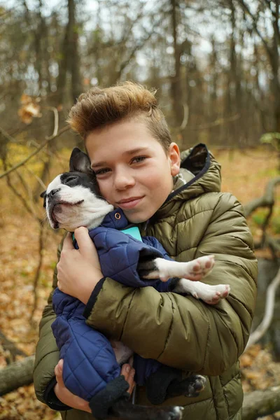 Хлопець Любов Обіймає Свого Собаку — стокове фото
