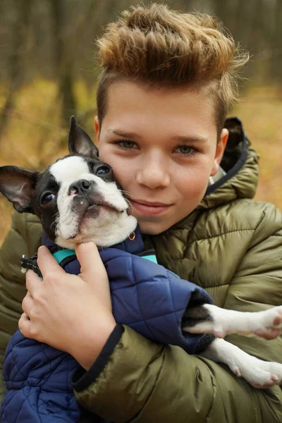 Leuke Tiener Knuffelen Zijn Hond — Stockfoto