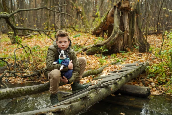 Стильний Хлопчик Сидить Своєю Коханою Собакою Мосту Над Річкою Лісі Ліцензійні Стокові Зображення