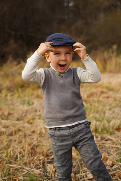 Χαρούμενο Παιδί Vintage Ρούχα Στη Φύση — Φωτογραφία Αρχείου