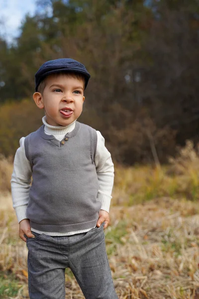 Χαρούμενο Παιδί Καπέλο Που Δείχνει Γλώσσα Του — Φωτογραφία Αρχείου