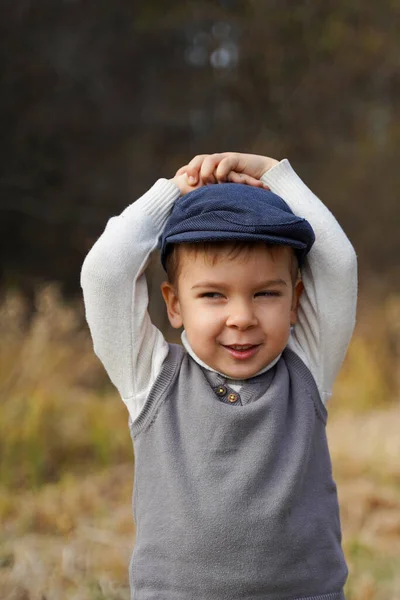 Μικρό Αγόρι Που Φοράει Ένα Ρετρό Καπέλο Πορτρέτο — Φωτογραφία Αρχείου