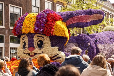 Haarlem, Hollanda-23 Nisan 2023: Çiçeklerden bir şapkanın içinde. Çiçek kompozisyonları dizisi. Geleneksel halk bayramında Bloemencorso Bollenstreek Çiçek Geçidi Keukenhof. Çiçek platformları