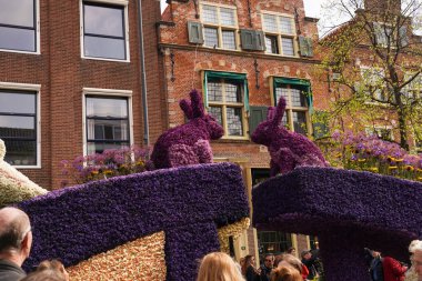 Haarlem, Hollanda-23 Nisan 2023: Çiçeklerden bir şapkanın içinde. Çiçek kompozisyonları dizisi. Geleneksel halk bayramında Bloemencorso Bollenstreek Çiçek Geçidi Keukenhof. Çiçek platformları