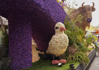 Haarlem, Hollanda-23 Nisan 2023: Çiçeklerden hayvanlar ve kuşlar. Çiçek kompozisyonları dizisi. Geleneksel halk bayramında Bloemencorso Bollenstreek Çiçek Geçidi Keukenhof. Çiçek platformları