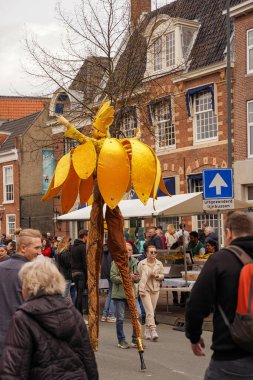 Haarlem, Hollanda-23 Nisan 2023: Çiçeklerden hayvanlar ve insanlar. Çiçek kompozisyonları dizisi. Geleneksel halk bayramında Bloemencorso Bollenstreek Çiçek Geçidi Keukenhof. Çiçek platformları