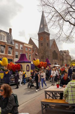 Haarlem, Hollanda-23 Nisan 2023: Çiçeklerden hayvanlar ve insanlar. Çiçek kompozisyonları dizisi. Geleneksel halk bayramında Bloemencorso Bollenstreek Çiçek Geçidi Keukenhof. Çiçek platformları