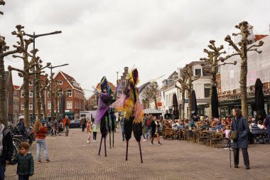 Haarlem, Hollanda-23 Nisan 2023: Çiçeklerden hayvanlar ve insanlar. Çiçek kompozisyonları dizisi. Geleneksel halk bayramında Bloemencorso Bollenstreek Çiçek Geçidi Keukenhof. Çiçek platformları