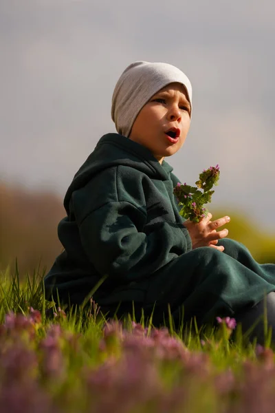 Little Boy Sitting Meadow Sky View — Stock Photo, Image