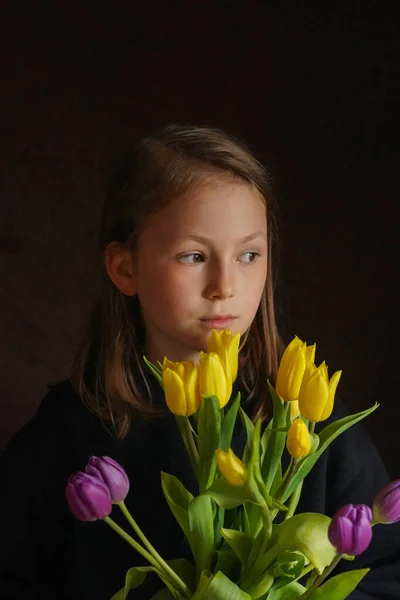 Porträtt Vacker Flicka Med Bukett Blommor Mörk Bakgrund — Stockfoto