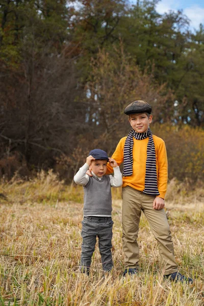 Δύο Αγόρια Παλιά Ρούχα Που Ποζάρουν Στη Φύση Οικογενειακές Αξίες — Φωτογραφία Αρχείου
