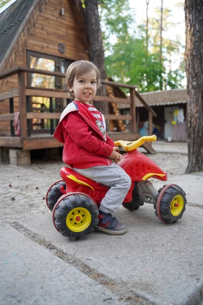 Симпатичный Ребенок Квадроцикле Квадроцикл Летнем Парке — стоковое фото