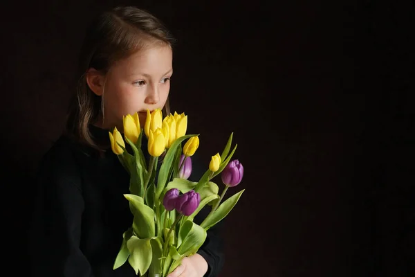 Vacker Flicka Med Bukett Blommor Sammet Mörk Bakgrund Kopiera Utrymme — Stockfoto