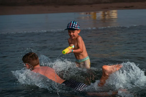 小男孩在海里玩得很开心 家庭暑假快乐 热带假期 — 图库照片