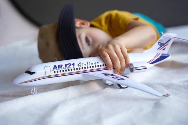 Boy Plays Airplane Dreams Summer Vacation Selective Focus Plane Travel — Stock Photo, Image