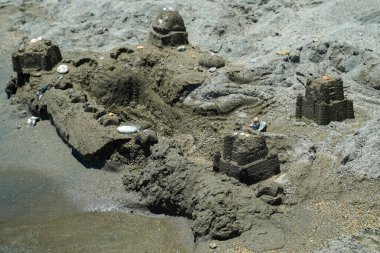 Kumda bir kale. Yaz çocuk oyunları. Çocukların kumdan kalesi. Yaklaş.