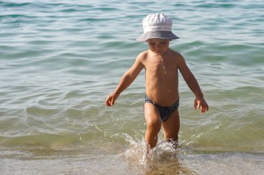 Ağzından su akan komik bir çocuk. Eğlenceli bir yaz tatili..