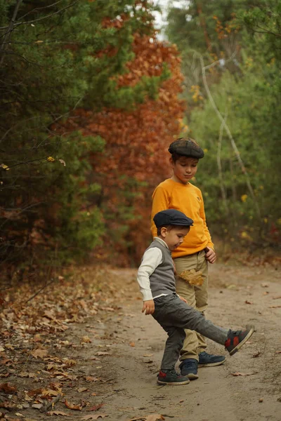 Hermanos Con Ropa Retro Caminan Por Bosque Otoñal —  Fotos de Stock