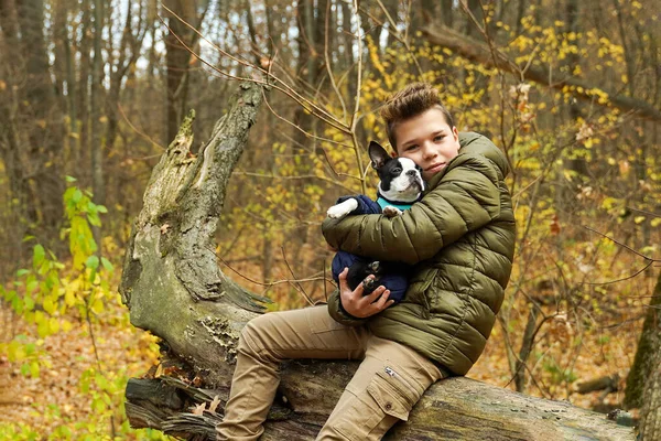 Підліток Обіймає Свого Собаку Сидячи Парку Улюблені Домашні Тварини — стокове фото