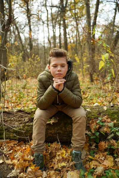 Modny Nastolatek Siedzi Lesie Medytuje Młodzieńcze Zdrowie Psychiczne — Zdjęcie stockowe