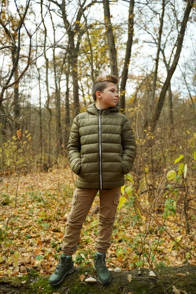 Μοντέρνος Έφηβος Ποζάρει Στο Δάσος Διαφημιστικά Ρούχα Για Παιδιά Και — Φωτογραφία Αρχείου