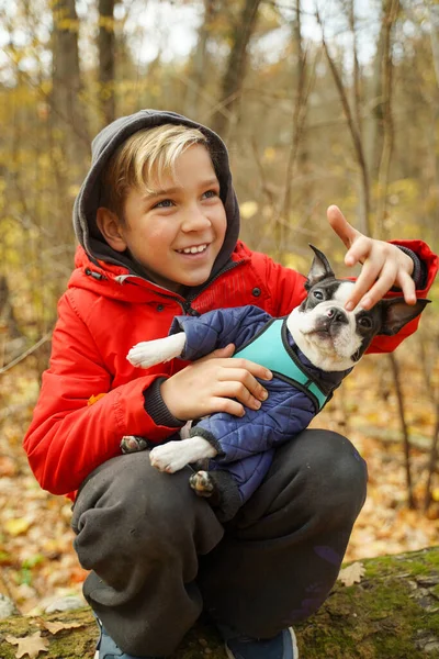 Мальчик Играет Своей Собакой Лесу — стоковое фото