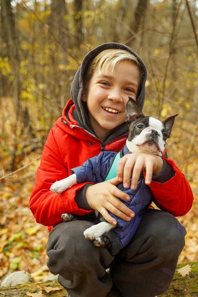 Een Jongen Die Met Zijn Hond Speelt Het Park — Stockfoto