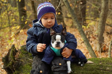 Parkta köpeği olan bir çocuk.