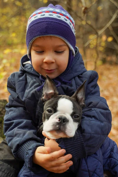 Een Kind Knuffelt Zijn Geliefde Hond Het Park — Stockfoto