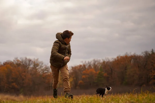 Een Jongen Met Een Hond Die Natuur Rent — Stockfoto