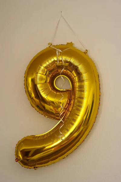 Χρυσό Φουσκωτό Μπαλόνι Νούμερο Κρέμεται Λευκό Φόντο Διακοπές Γενέθλια Επέτειος — Φωτογραφία Αρχείου