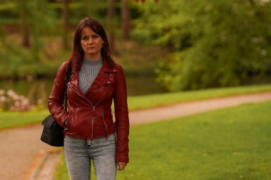 Parkta deri ceketli hippi kız.